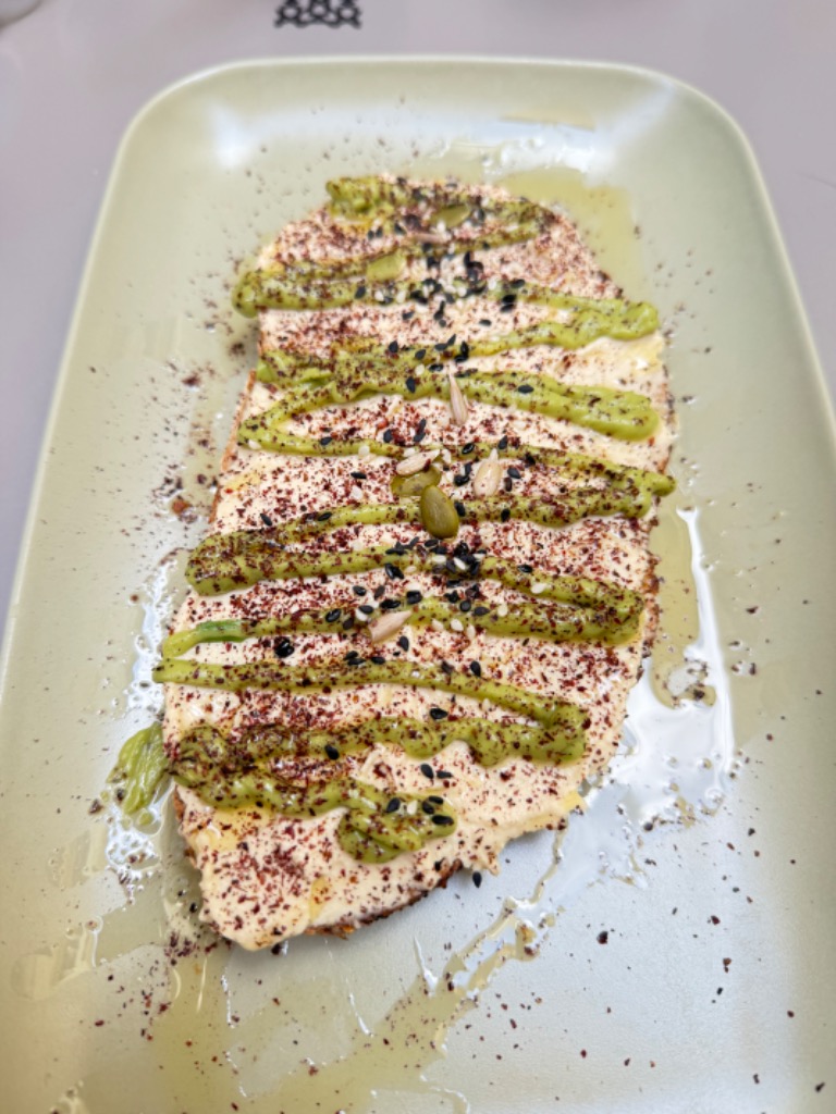 Carta de Restaurantes en Valencia, MESTIZO - Café de especialidad • Brunch • Tapas, Tostada con aguacate y hummus