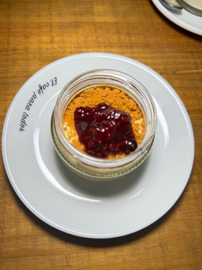 Carta de Restaurantes en Valencia, MI GENTE COLOMBIAN FOOD, Natillas con lotus y mermelada de arándanos