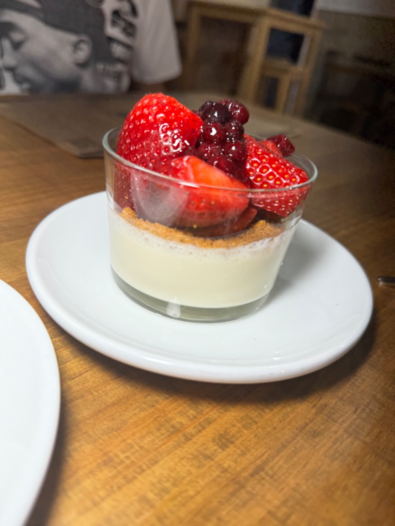 Carta de Restaurantes en Valencia, MI GENTE COLOMBIAN FOOD, Tarta de queso con fresas y galleta