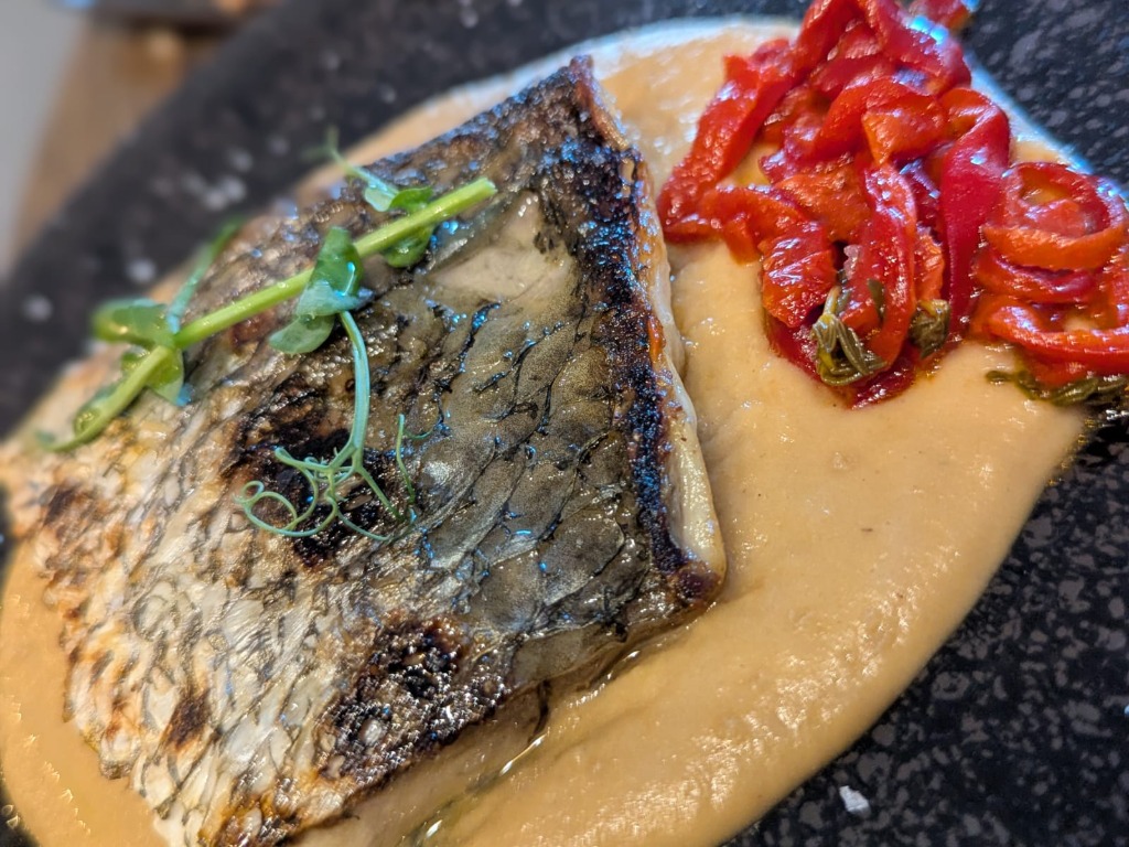 Recomendación gastronómica de Valencia: Corvina con cremoso de cebolla y piquillos semiconfitados