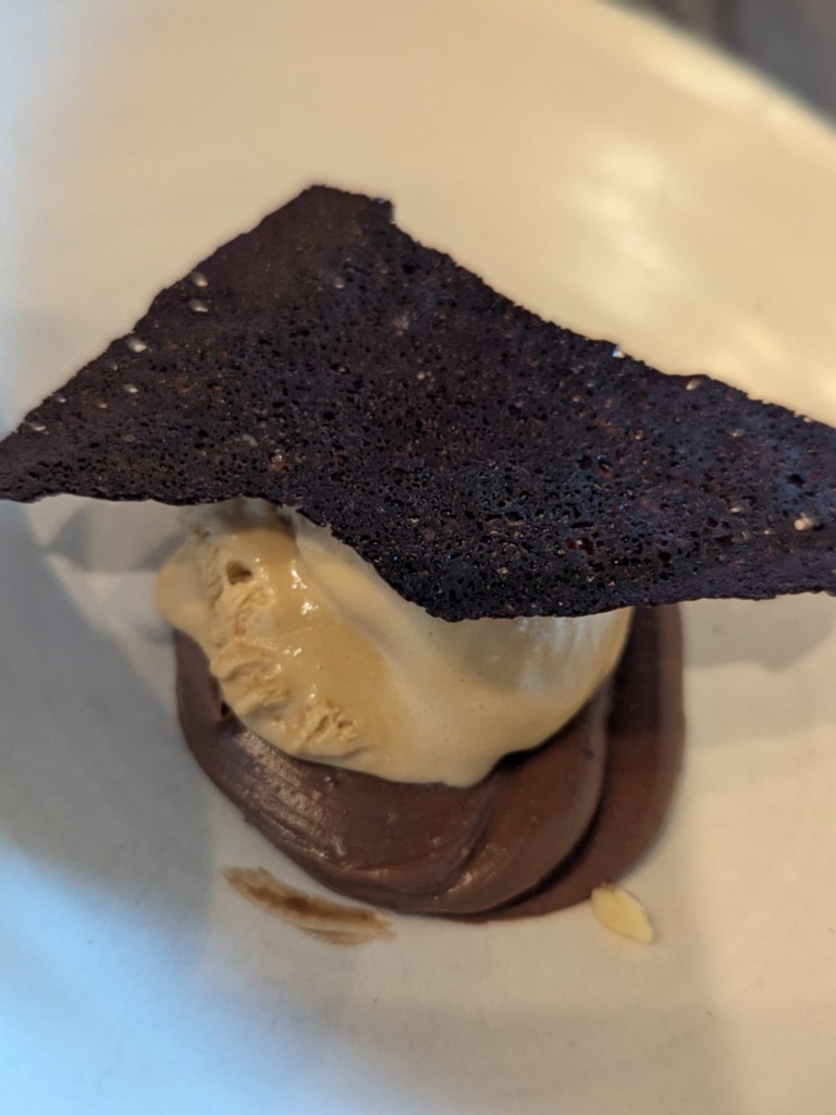 Recomendación gastronómica de Valencia: Cremoso de gianduja con cookie fría, mou y helado de dulce de leche