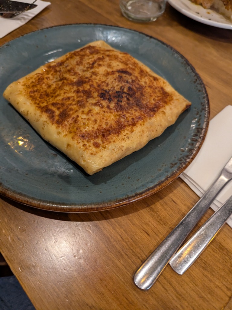 Carta de Restaurantes en Valencia, Pan De Azúcar Xúquer, Crepe de Pollo, bechamel, queso, jamón serrano y cebolla