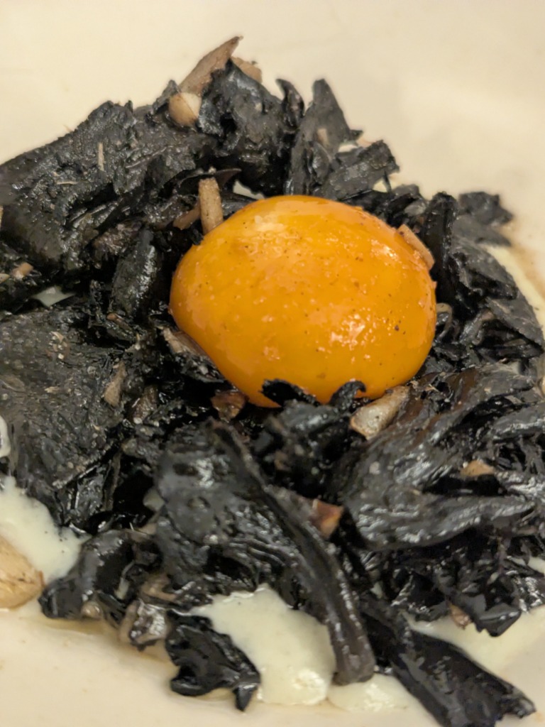 Recomendación gastronómica de Valencia: Trompetas de la muerte , salsa de Cabrales y yema curafa