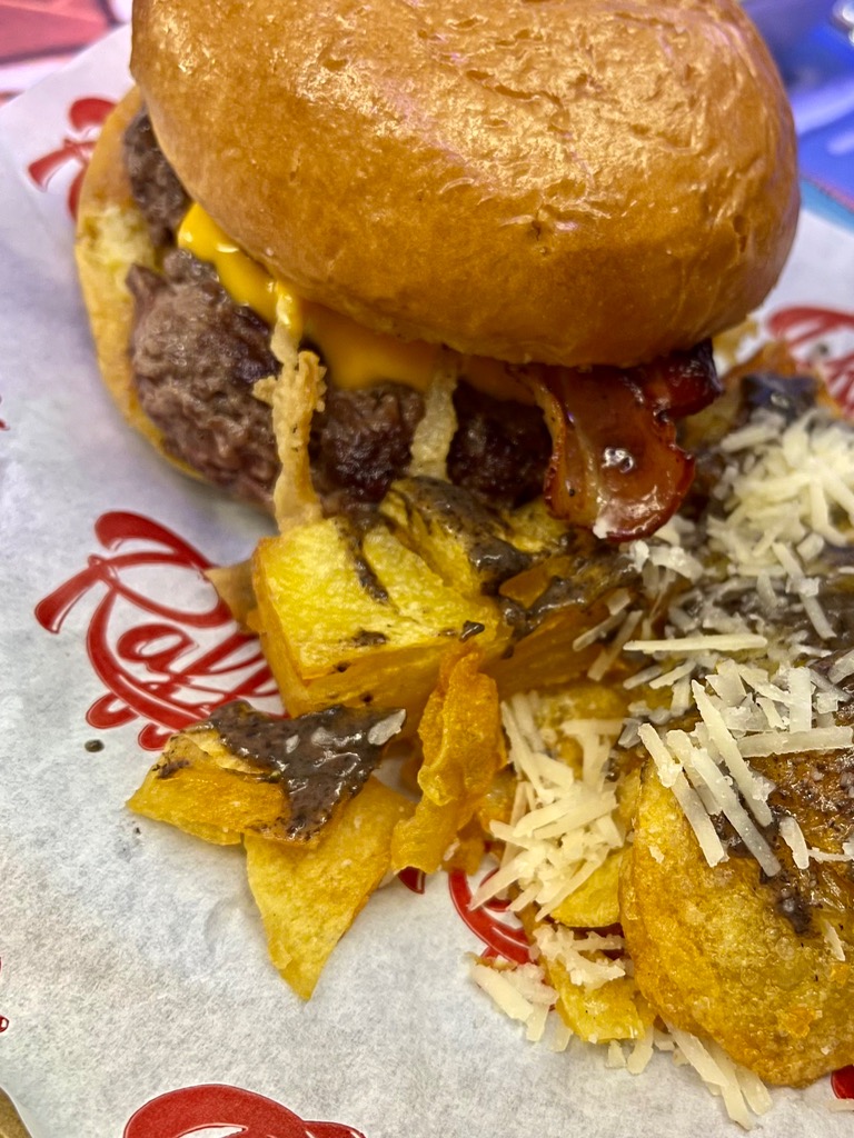 Carta de Restaurantes en Valencia, Raff´s, Hamburguesa de vacuno, queso cheddar, aros de cebolla, bacon y salsa beef toffe
