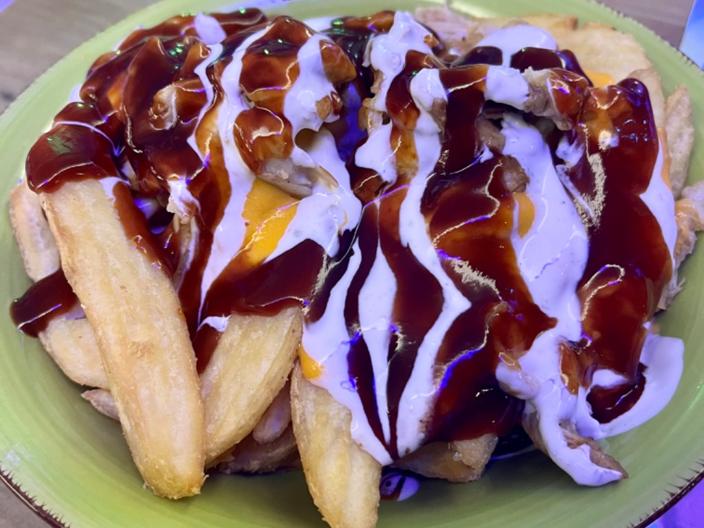 Carta de Restaurantes en Valencia, Raff´s, Porky fries. patatas fritas con salsa ranchera, salsa bbq, queso y costilla deshuesada