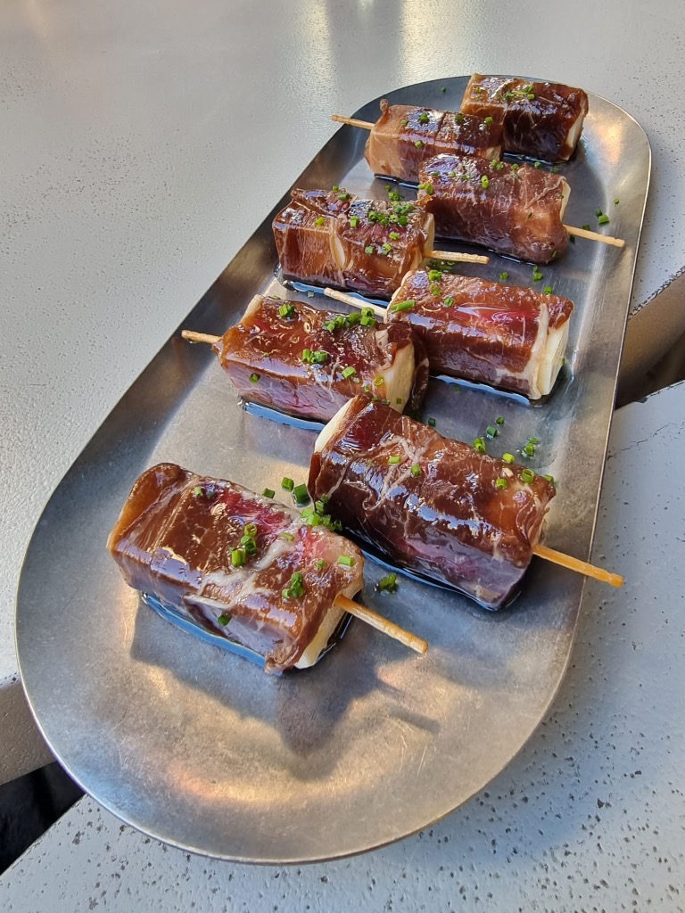 Carta de Restaurantes en Valencia, Redondo en Boca, Gilda de cecina y queso manchego