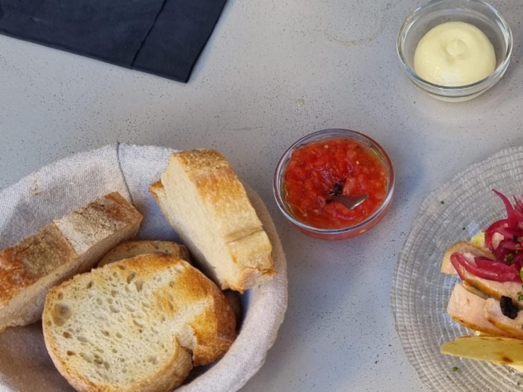 Carta de Restaurantes en Valencia, Redondo en Boca, Pan de masa madre con tomate y allioli