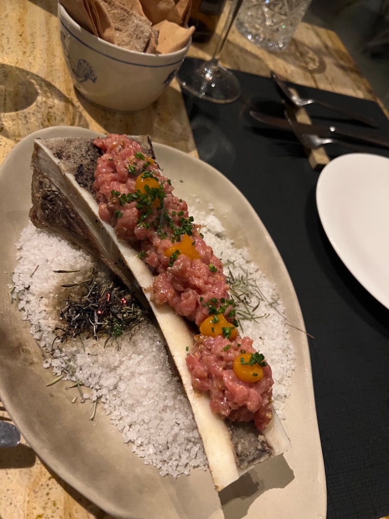 Carta de Restaurantes en Valencia, Restaurant Bouet, Steak tartar yema con miso & tuetano braseado