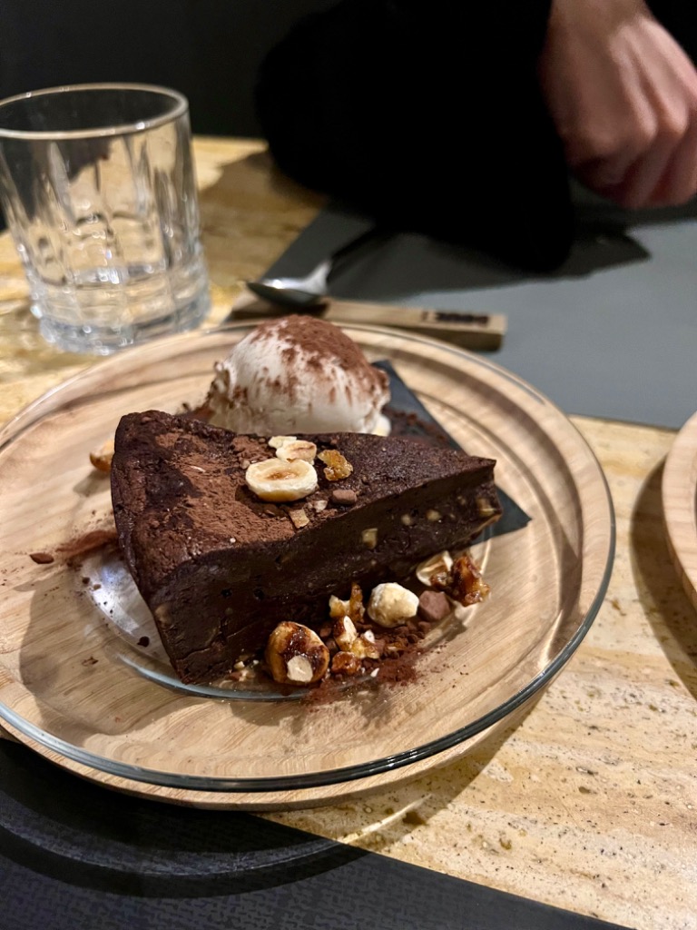 Carta de Restaurantes en Valencia, Restaurant Bouet, TARTA PICANTE DE CHOCOLATE AVELLANAS y HELADO DE FRAMBUESA .
