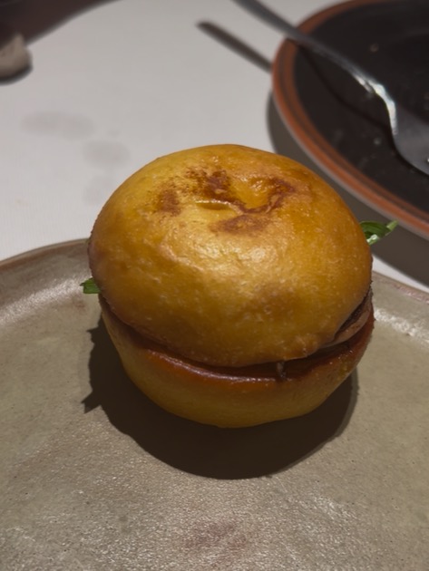 Recomendación gastronómica de Valencia: Mollete, anguila ahumada, foie y mistela