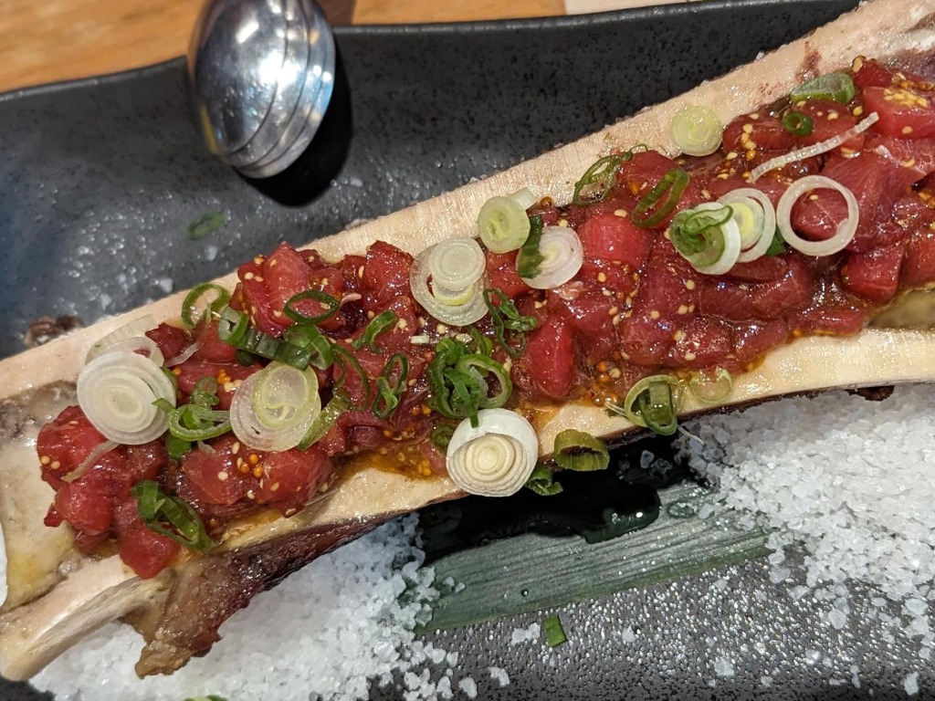 Recomendación gastronómica de Valencia: Tuétano a la brasa con tartar de atún rojo