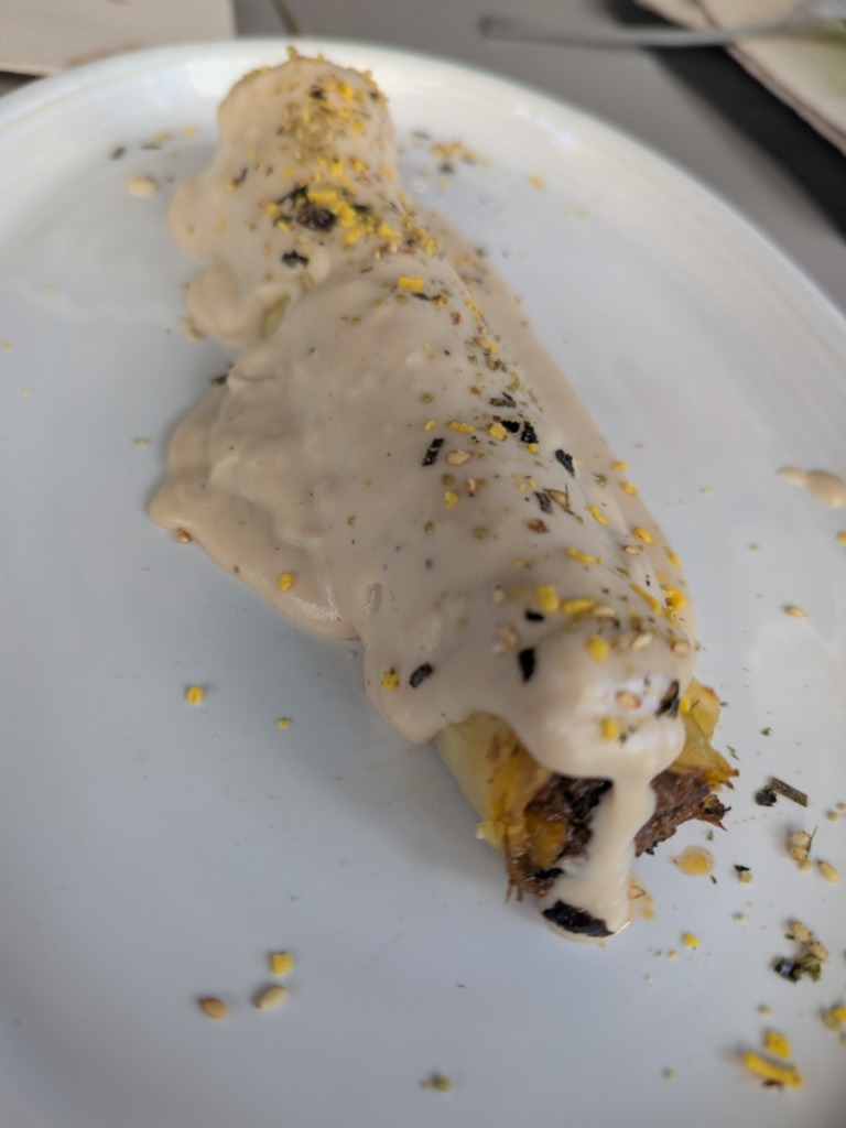 Recomendación gastronómica de Valencia: Canelón de guiso de aguja, trompeta negra y foie