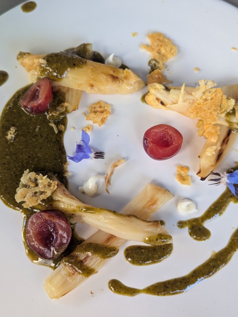 Recomendación gastronómica de Valencia: Espárrago blanco DO de Navarra, almorí y cerezas