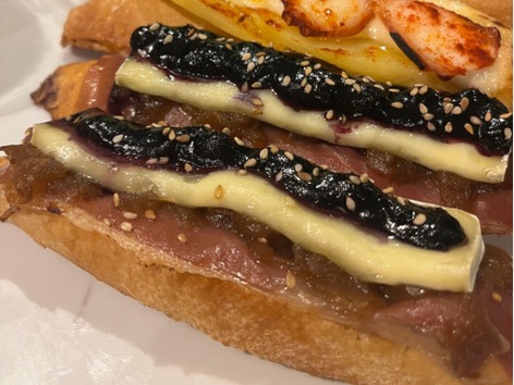 Carta de Restaurantes en Valencia, Tanto Monta..., Montadito de queso brie, mermelada de frambuesa y bacon