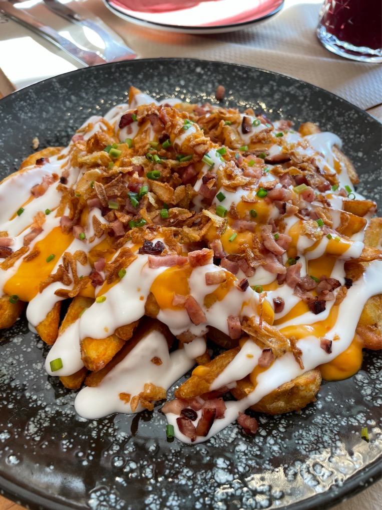 Carta de Restaurantes en Valencia, The Orange Club, Patatas con queso y bacon
