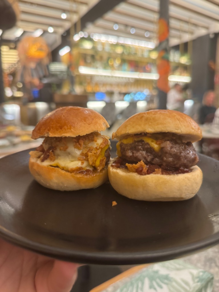 Menu of Restaurants in Valencia, Vaqueta Gastro Mercat, Hamburguesas con compota de bacon, queso brie, queso cheddar