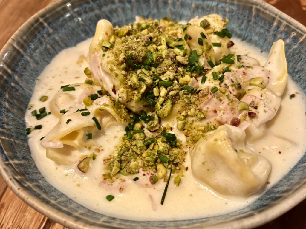 Menu of Restaurants in Valencia, Voltereta, Bienvenido a Manhattan, Saquitos de pera gorgonzola, con salsa de pistacho y pavo