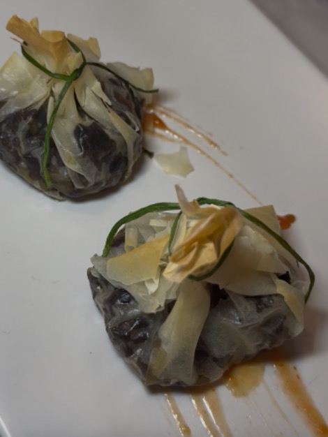 Menu of Restaurants in Valle de Ollo, Posada de Ulzurrun, Saquitos de hojaldre con morcilla, cebolla caramelizada y manzana confitada