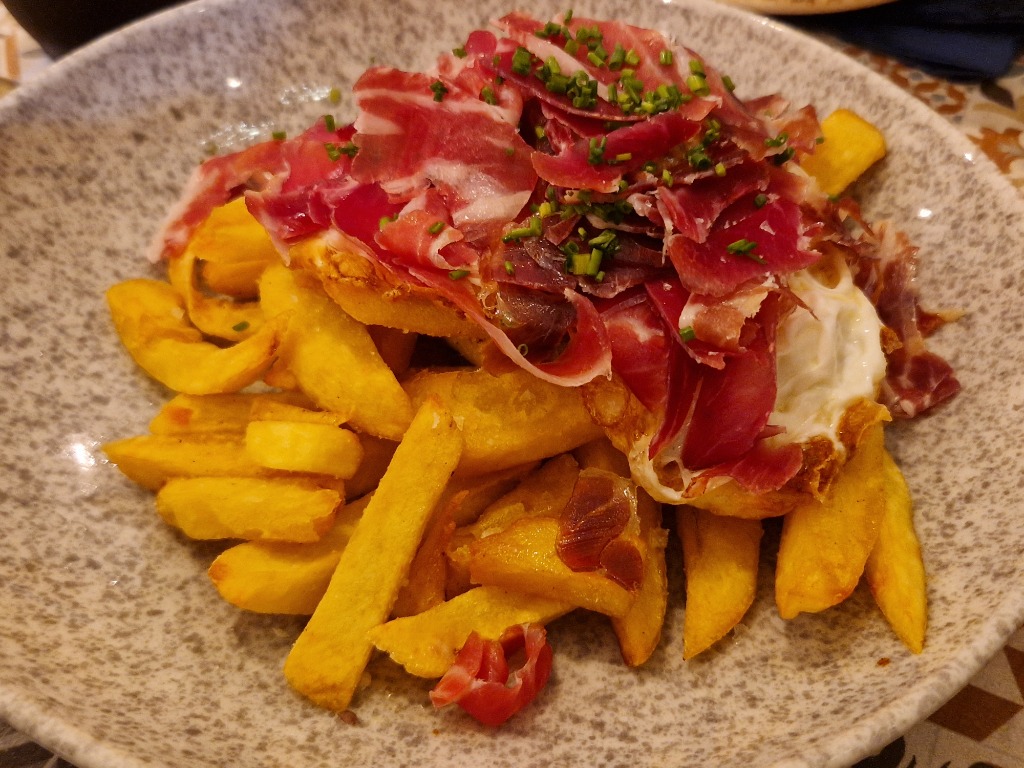 Carta de Restaurantes en Viladecans, El petit luxemburg viladecans, Huevos rotos con jamos y foie