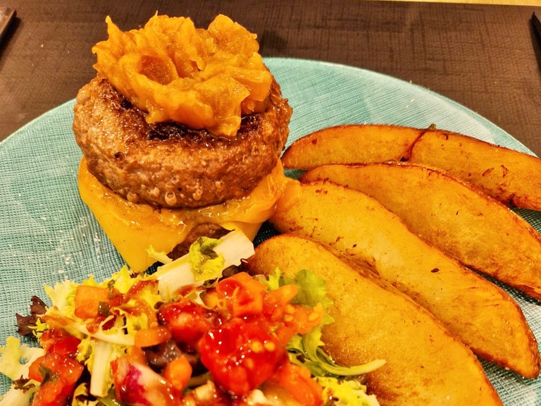 Carta de Restaurantes en Viladecans, Vilateca, plats i platets, Duo de hamburguesas (La Finca) de vaca joven al plato, con queso y cebolla caramelizada