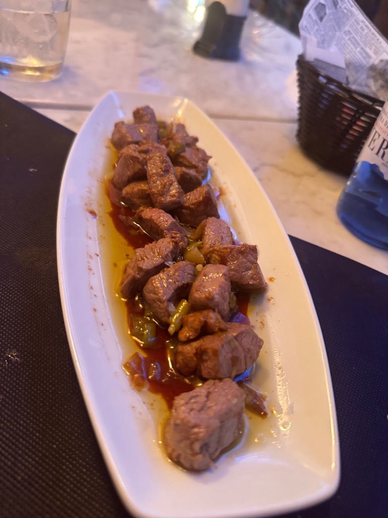 Menu of Restaurants in Vilanova i la Geltrú, Cal Pachurri Origen Mediterrani, Dados de ternera al ajillo