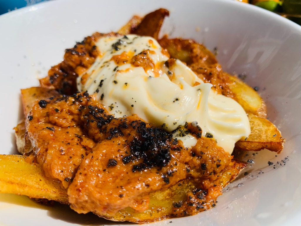 Carta de Bares en Vilanova i la Geltrú, La Xirla Vermuteria, Bravas con salsa tipo romesco