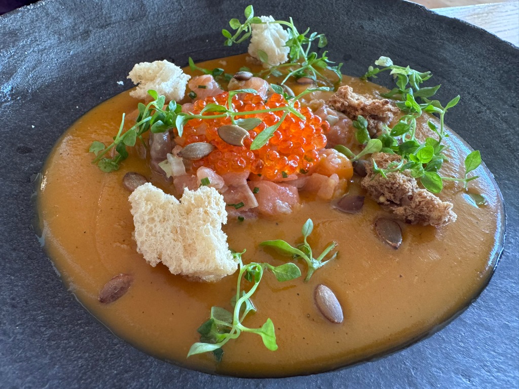 Menu of Restaurants in Vilassar de Dalt, Restaurant Sorli Emocions, Crema ahumada de calabaza a la brasa con tartar de salmón