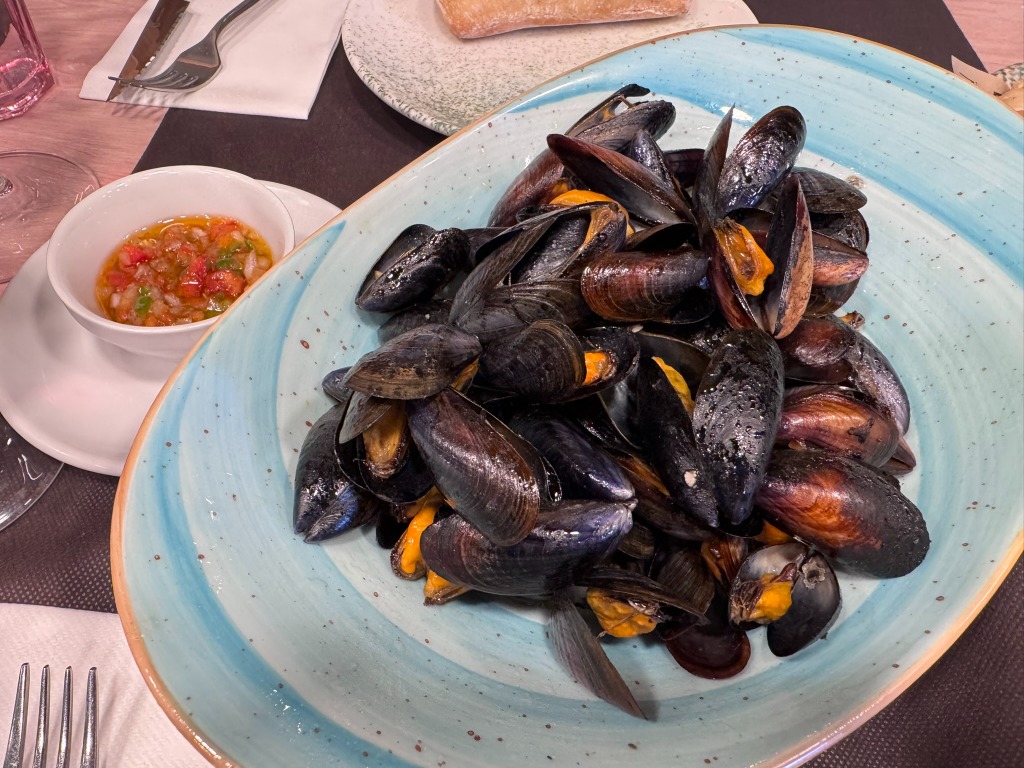 Menu of Restaurants in Vilassar de Mar, Anxaneta, Mejillones a la brasa con su picadita
