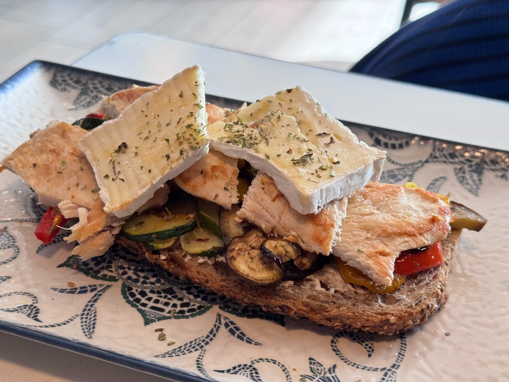 Valoración y opiniones de comida y bebida en Vilassar del Mar, CAFĒ DEL MAR · Vilassar de Mar, Tostada de pollo y brie