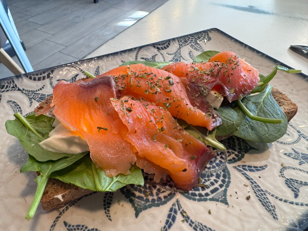 Valoración y opiniones de comida y bebida en Vilassar del Mar, CAFĒ DEL MAR · Vilassar de Mar, Tostada de salmón