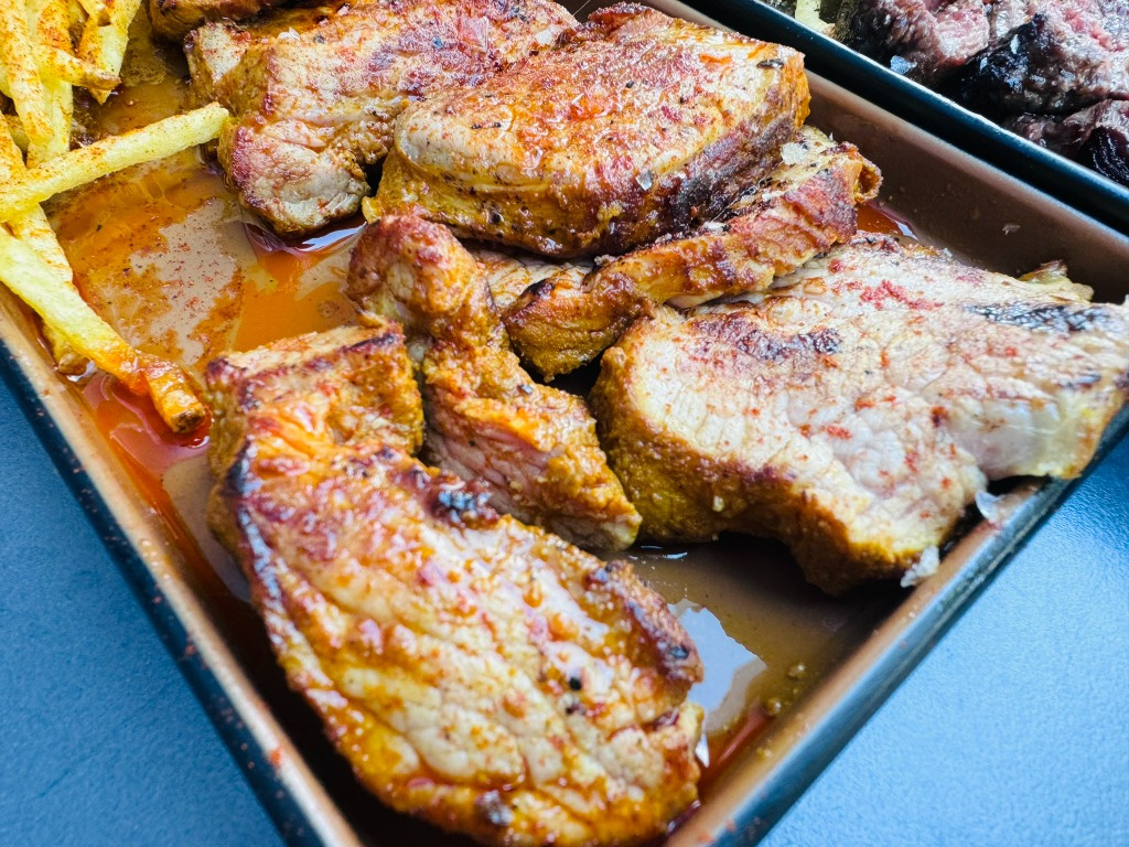 Carta de Restaurantes en Vilassar del Mar, Deunidó Restaurant, Cerdo marinado con soja y curry