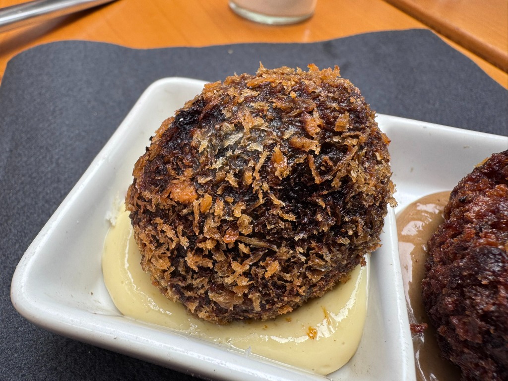 Carta de Restaurantes en Vilassar del Mar, El Terral, Croqueta de sepia en su tinta con un toque de alioli