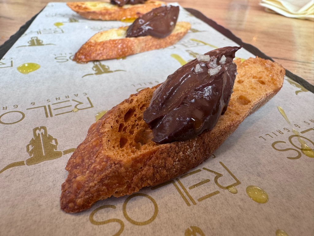 Carta de Restaurantes en Vilassar del Mar, Reilos Carnes & Grill, Pan al chocolate con aceite y sal