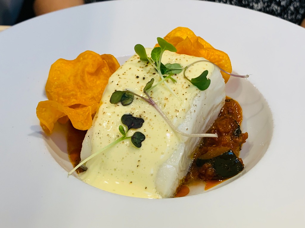Gastronomy recommendation in Vilassar de Mar: Bacalao desalado y confitado con samfaina, pil pil de ajos tiernos y chips de boniato