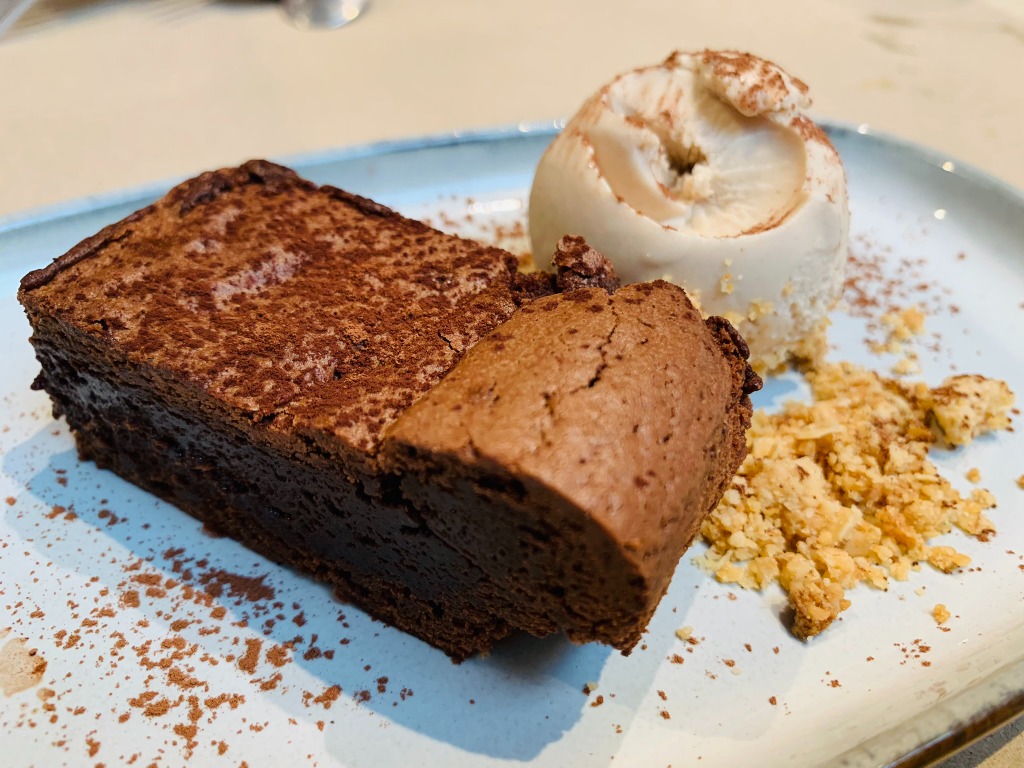 Menu of Restaurants in Vilassar de Mar, Salvana restaurant, Brownie de chocolate negro 70% con helado de avellana