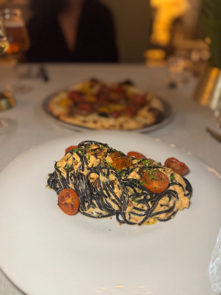 Carta de Restaurantes en Villajoyosa, Restaurante la libertina restaurante italiano, Espagueti negro bañado en salsa de salmón ahumado. nata y pomodorini.