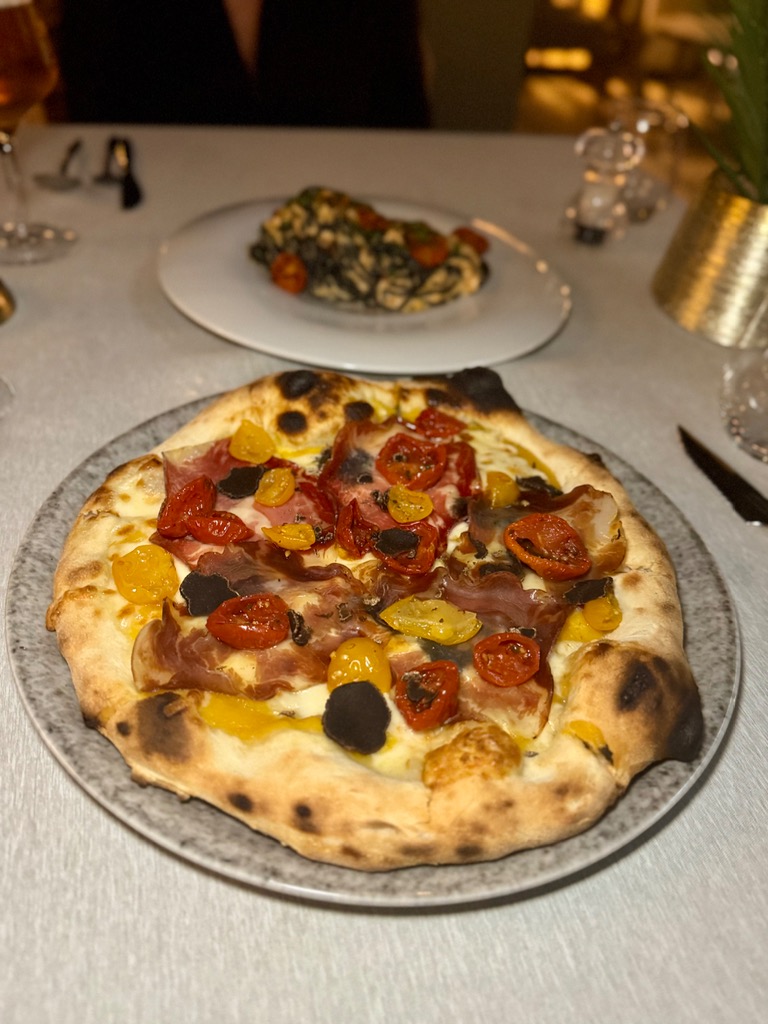 Carta de Restaurantes en Villajoyosa, Restaurante la libertina restaurante italiano, Passata di pomodorini gialli, scamorza affumicata. coppa di parma IGP. crema de trufas y trufas.