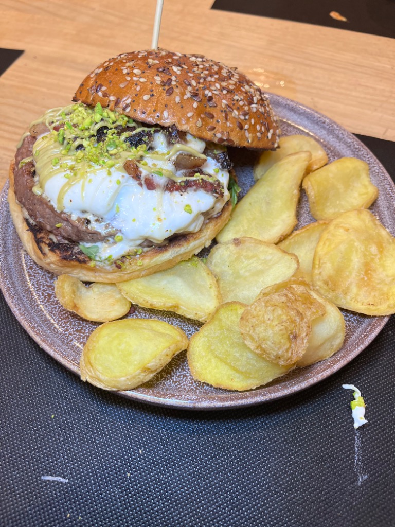 Menu of Restaurants in Villava, Gastro Okei Errialde, Hamburgesa La campeona - divina burrata