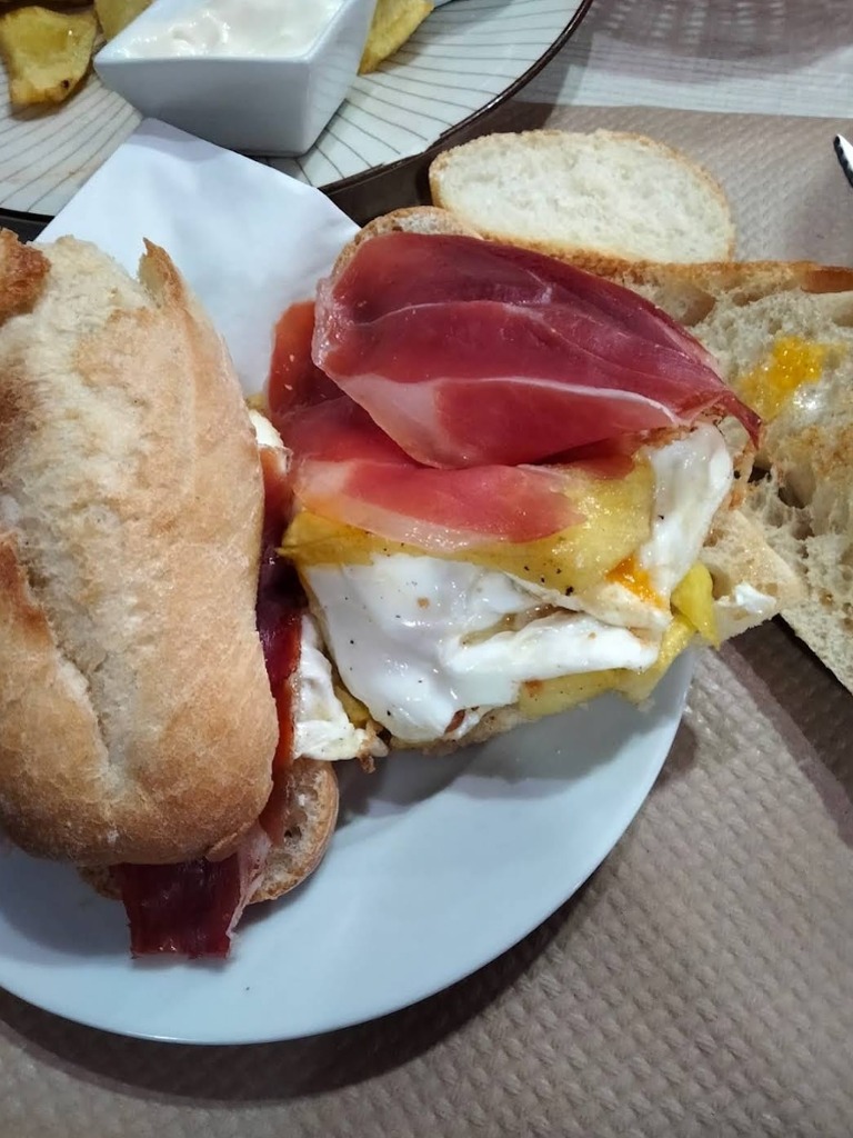 Carta de Restaurantes en Zaragoza, Bar La Trobada, Bocadillo de huevos rotos