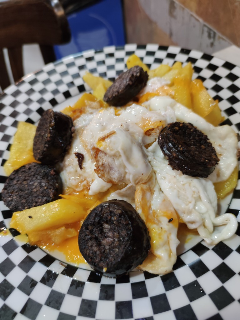 Gastronomy recommendation in Zaragoza: Huevos rotos con morcilla