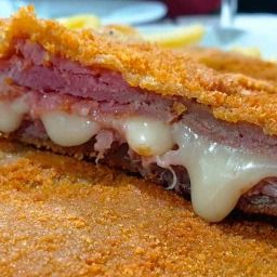 Carta de Restaurantes en Zaragoza, El Sitio, Cachopo milanesa relleno de jamón de teruel y queso.