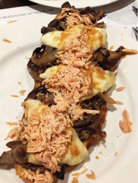 Carta de Restaurantes en Zaragoza, La Miguería, Tostada de setas con queso y atún