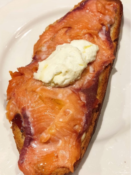Carta de Restaurantes en Zaragoza, La Miguería, Tostada salmón gratinado con jamón y queso