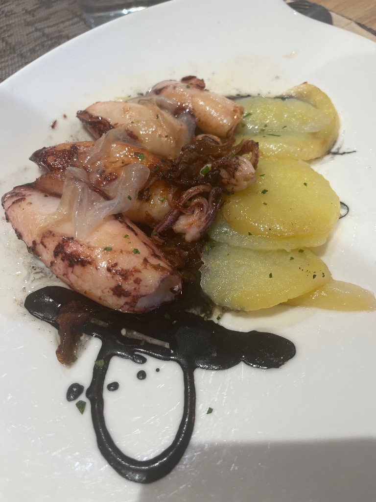 Menu of Restaurants in Zumaia, Restaurante Idoia, Chipirones a la brasa con cebolla pochada y patatas panaderas