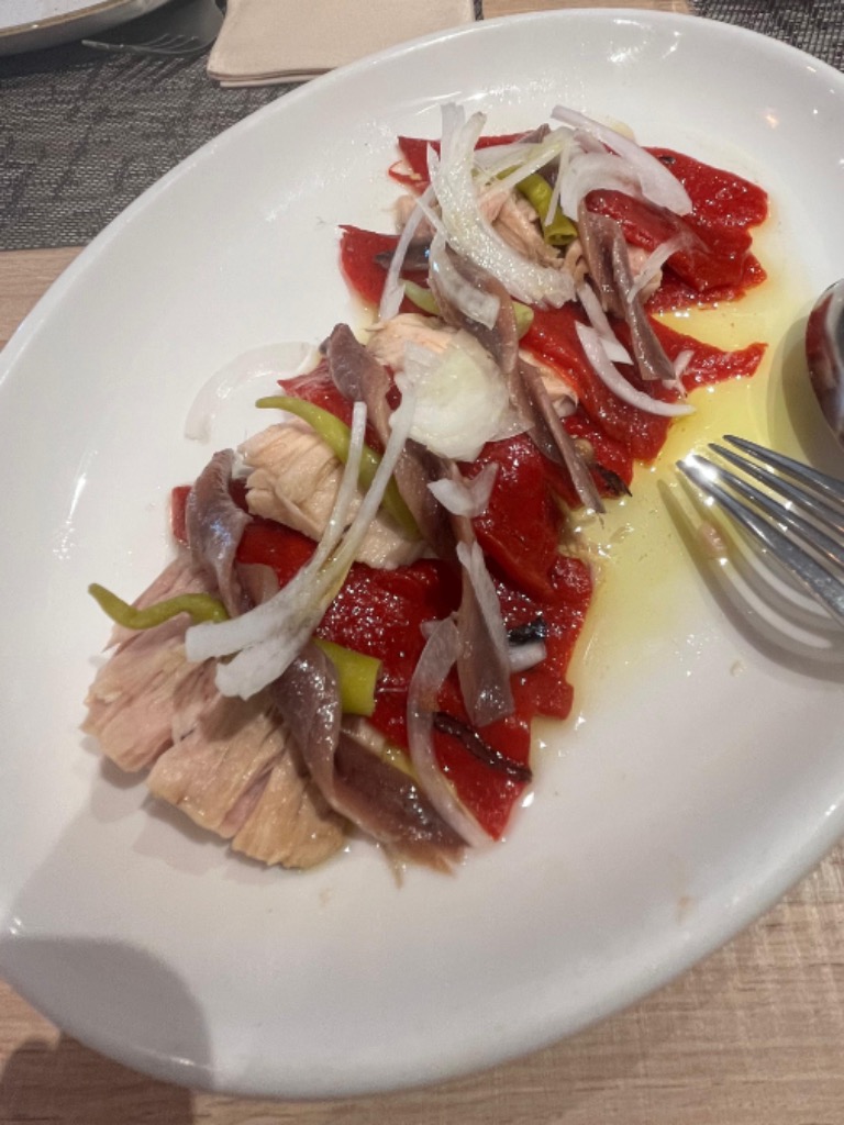 Menu of Restaurants in Zumaia, Restaurante Idoia, Ensalada de bonito anchoas y pimientos del piquillo