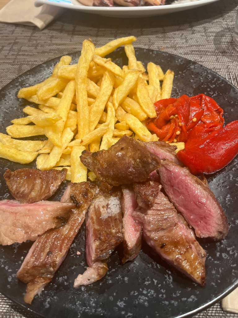 Menu of Restaurants in Zumaia, Restaurante Idoia, Secreto ibérico con piquillos y patatas fritas