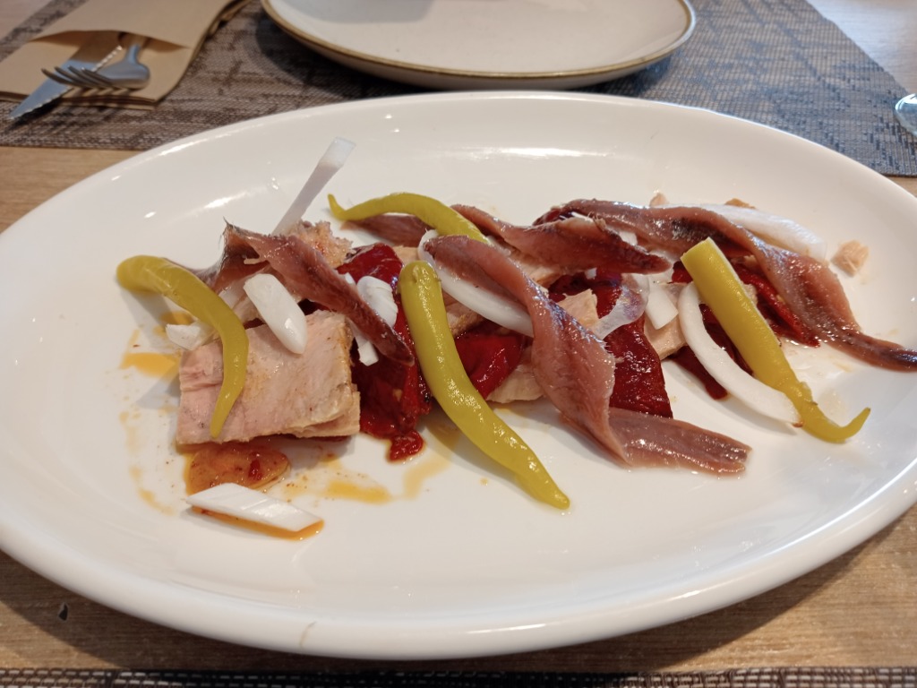 Carta de Restaurantes en Zumaya, Restaurante Idoia, Tosta de bonito, anchoas y piquillos