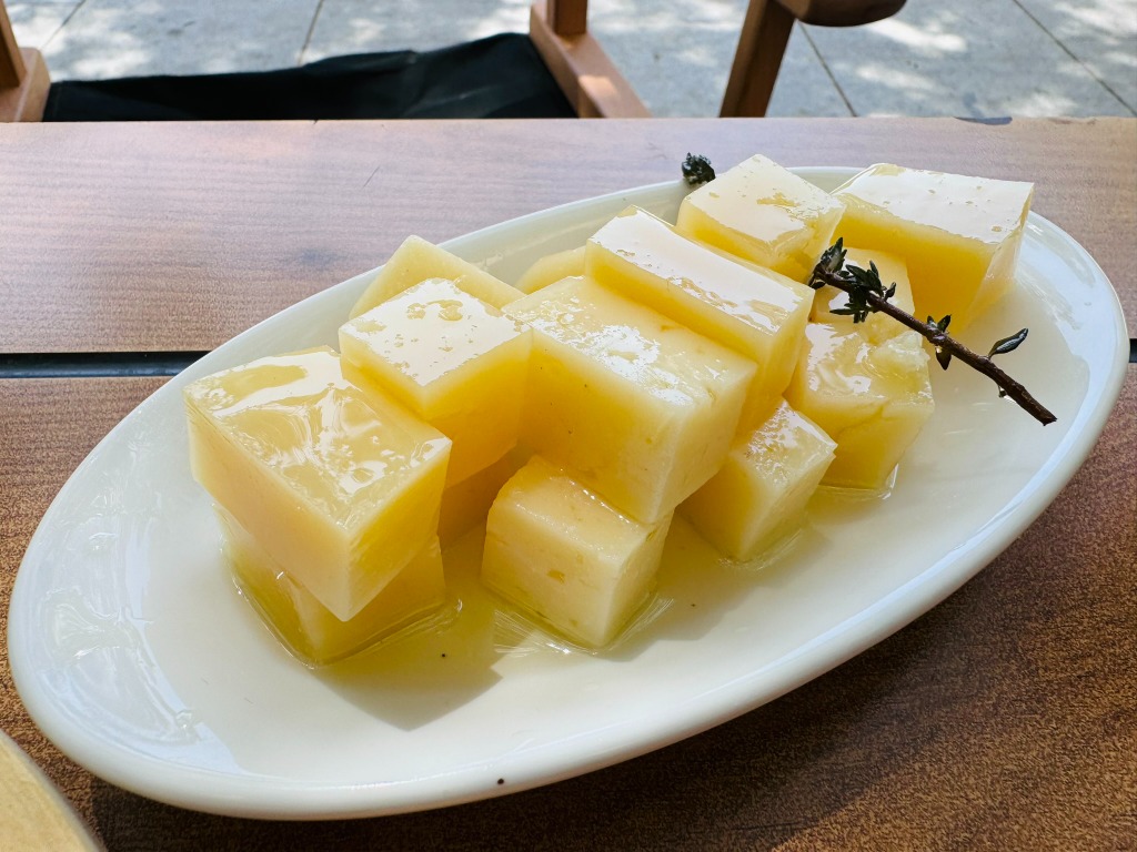 Carta de Vermuterías en Barcelona, V de Vermut, Queso curado en aceite de oliva, con romero, tomillo y ajo