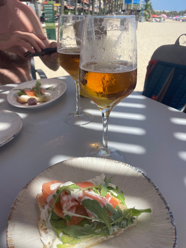 Menu of Vermouth Bars in Salou, Xiringuito Elektra, Coca de aguacate , salmón, ruculq , queso crema en pan cristal