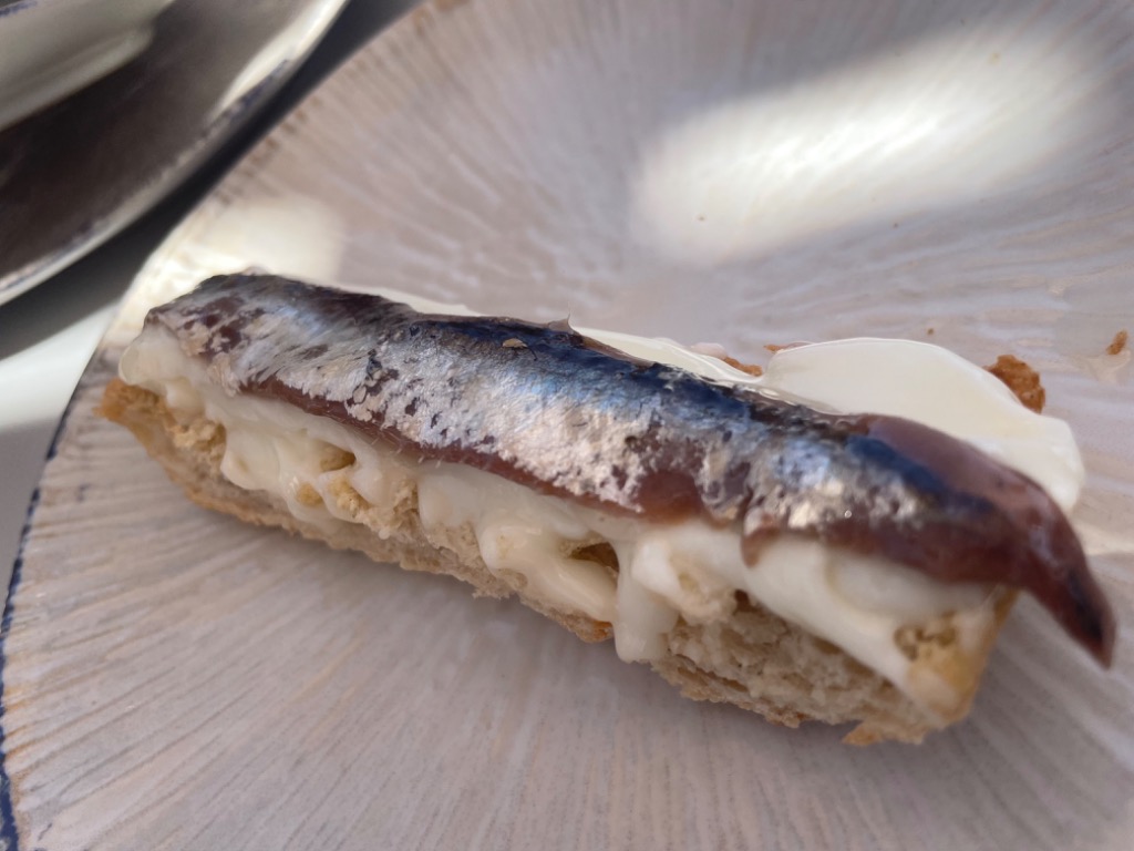 Menu of Vermouth Bars in Salou, Xiringuito Elektra, Tostada de queso con anchoa del cantábrico